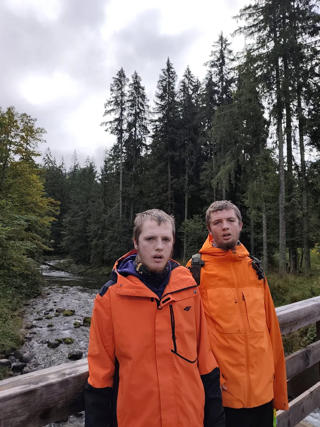 Michał i Krzysiek w pomarańczowych kurtkach na górskim szlaku